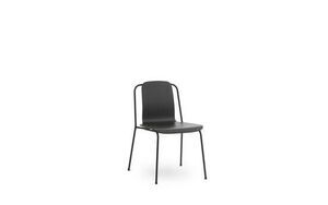 Sort stol med fladt sæde og fire sorte stålben. Minimalistisk design.