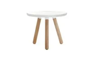 Lille, rundt bord med hvid bordplade og tre træben i minimalistisk design.