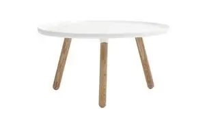 Rundt, hvidt bord med tre træben, minimalistisk design.