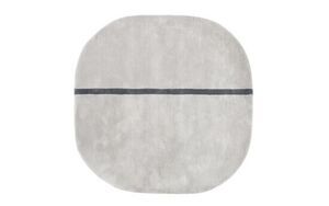 Tæppe i lysegrå med mørk, horisontal stribe. Rundet form, moderne og minimalistisk design.
