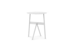 Rundt, hvidt bord fra Normann Copenhagen med tre ben og vandret støttebjælke, minimalistisk design.