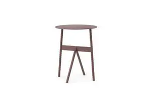 Rundt bord med tre skrå ben i brun farve, minimalistisk design fra Normann Copenhagen.