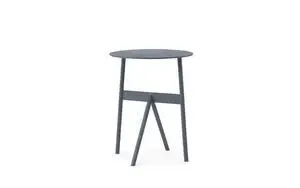 Normann Copenhagen Stock Table med rund bordplade og tre ben i trekantet formation.