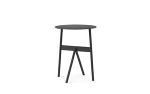 Sort rundt bord med tre ben fra Normann Copenhagen. Minimalistisk design, elegant og moderne.
