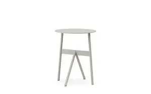 Rundt Normann Copenhagen Stock Table med enkelt design og kompakt form, ideel til små rum.