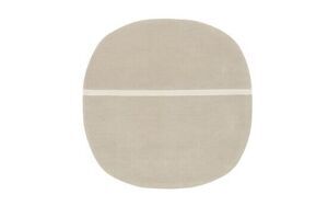 Rundet, uregelmæssigt Oona tæppe i lys beige med en enkelt linje, minimalistisk design.