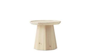 Lille bord fra Normann Copenhagen med rund plade og konisk base, lodrette træårer, perfekt som natbord.