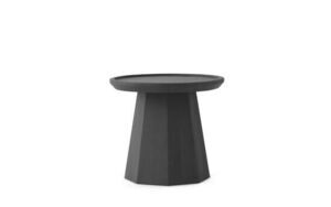 Lille, rundt bord med facetteret bred fod i mørk farve fra Normann Copenhagen.