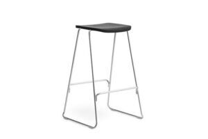 Barstol med sort sæde og metalben, minimalistisk design, benene er let udadgående for stabilitet.