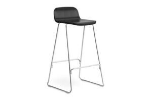 Moderne barstol med ryglæn, metalben og vandret fodstøtte fra Normann Copenhagen.
