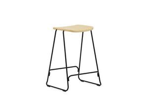 Minimalistisk barstol med lyst sæde og sorte metalben. Enkel og moderne stil.