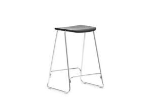 Minimalistisk barstol med fladt, glat sæde og slanke metalben fra Normann Copenhagen, 65 cm høj.