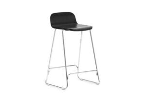 Barstol med sort ryglæn, slædeformet metalramme og integreret fodstøtte fra Normann Copenhagen.