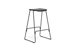 Minimalistisk barstol med tyndt, rektangulært sæde, enkel ramme og integreret fodstøtte.