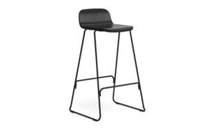 Minimalistisk barstol med buet sæde og ryglæn, metalramme og udad-vinklede ben.