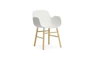 Normann Copenhagen - Form Armchair - Hvid m. eg i ben