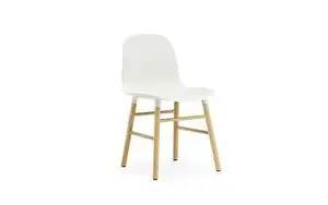 Normann Copenhagen - Form Chair Oak - Stol i Hvid og Eg