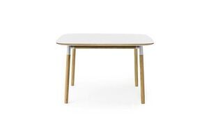 Normann Copenhagen - Form Table 120 x 120 cm - Hvid/Eg