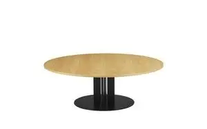 Rundt kaffebord med lys bordplade og sort cylindrisk base, ideelt til rummelige indendørs områder.