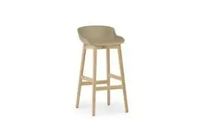 Barstol med kontureret sæde og ryglæn, lige ben, fodstøtte, lys træfinish, moderne design.