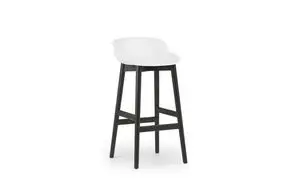 Barstol med lys buet sæde, mørke lige ben og tværstivere. Minimalistisk og moderne design.