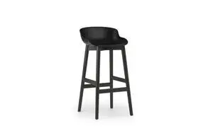 Elegant barstol i sort eg med buet ryg og sæde, koniske ben og integreret fodstøtte.