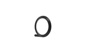 Sort cirkulær vægkrog med lille forlængelse til ophængning, designet af Normann Copenhagen.