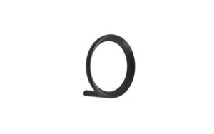 Sort, cirkulær vægkrog fra Normann Copenhagen, designet til ophængning af tøj og tasker.