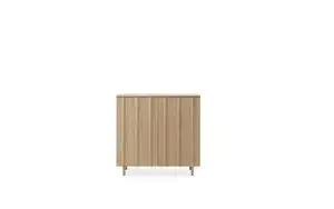 Lys træskab med lodrette ribmønstre og fire slanke ben. Moderne og enkelt design.