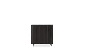Mørkt skab med lodret ribbet design og fire ben fra Normann Copenhagen.