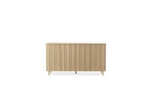 Normann Copenhagen Rib Sideboard i naturligt træ med vertikal ribbet design og fire ben.