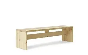 Minimalistisk bænk i lyst fyrretræ med rektangulær form og flade overflader.