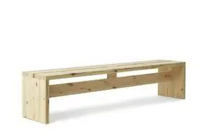 Bænk i lyst træ, minimalistisk design, rektangulært sæde, solide sidepaneler, vandret støttebjælke.