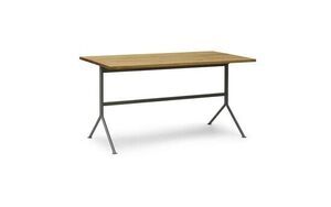 Skrivebord med rektangulær egetræsbordplade og skrå grå stålben, minimalistisk design.