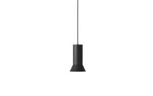 Sort pendellampe med cylindrisk top og flared bund, hænger fra en ledning, minimalistisk design.