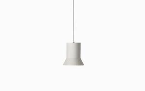 Pendellampe i varm grå fra Normann Copenhagen med enkel, moderne form. Hænger fra loftet i en ledning.