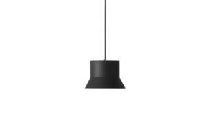 Sort pendellampe med hat-lignende form, hænger fra tynd ledning, enkel og moderne design.