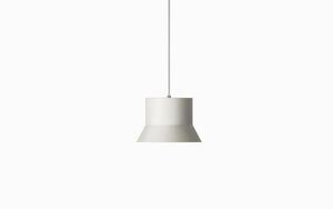 Pendellampe i varm grå med enkel, moderne hatform, hængende fra loftet.