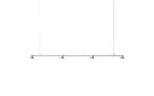 Lineær pendellampe i varm grå med kegleformede lyselementer ophængt i to tynde ledninger.