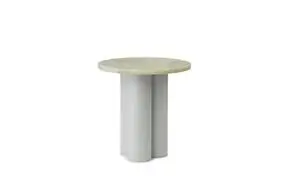Rundt bord med sandfarvet top og tre sammenkoblede, lyse cylindriske ben i minimalistisk stil.