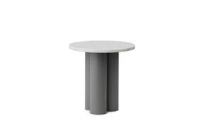 Rundt bord med hvid Carrara marmorplade og grå base med flere cylindriske ben.