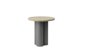 Rundt bord med lys travertin bordplade og tre grå, cylindriske ben.