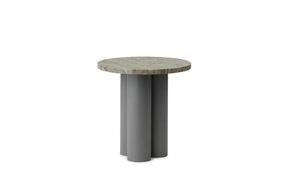 Rundt bord med grå travertin bordplade og tre grå cylindriske ben.