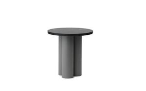 Rundt bord med sort bordplade og tre grå, cylindriske ben fra Normann Copenhagen Dit Table kollektion.
