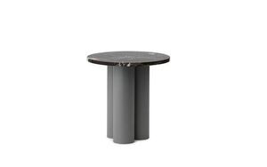 Rundt bord med mørk marmoreret bordplade og tre grå, cylindriske ben fra Normann Copenhagen.