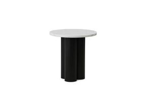 Rundt bord med hvid bordplade og tre mørke cylindriske ben, enkelt og elegant design.