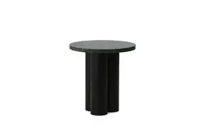 Rundt bord med mørkegrøn bordplade og tre sorte, cylindriske ben. Designet er moderne og minimalistisk.