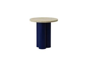Rundt bord med lys bordplade og tre klare blå cylindriske ben fra Normann Copenhagen.