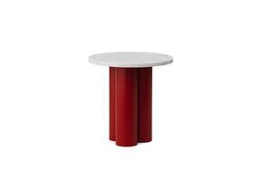 Rundt bord med hvid marmor-look bordplade og tre lysende røde, cylindriske ben.