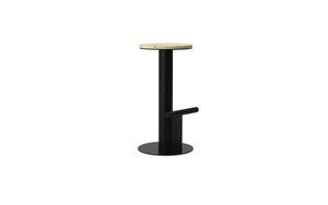 Normann Copenhagen barstol med lyst træsæde, sort cylindrisk base og vandret fodstøtte.